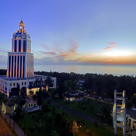 Sheraton Batumi Hotel Luaran gambar The tower at sunset