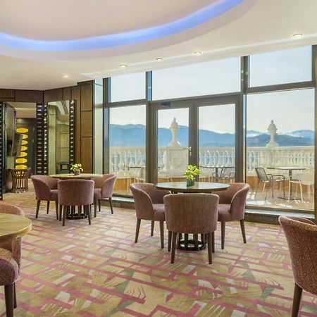 Sheraton Batumi Hotel Luaran gambar Club Lounge at the hotel