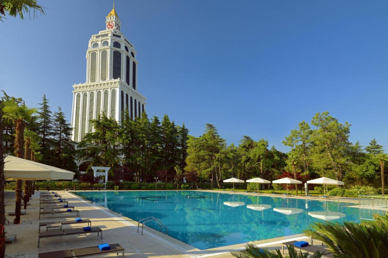 Sheraton Batumi Hotel Luaran gambar The hotel's swimming pool