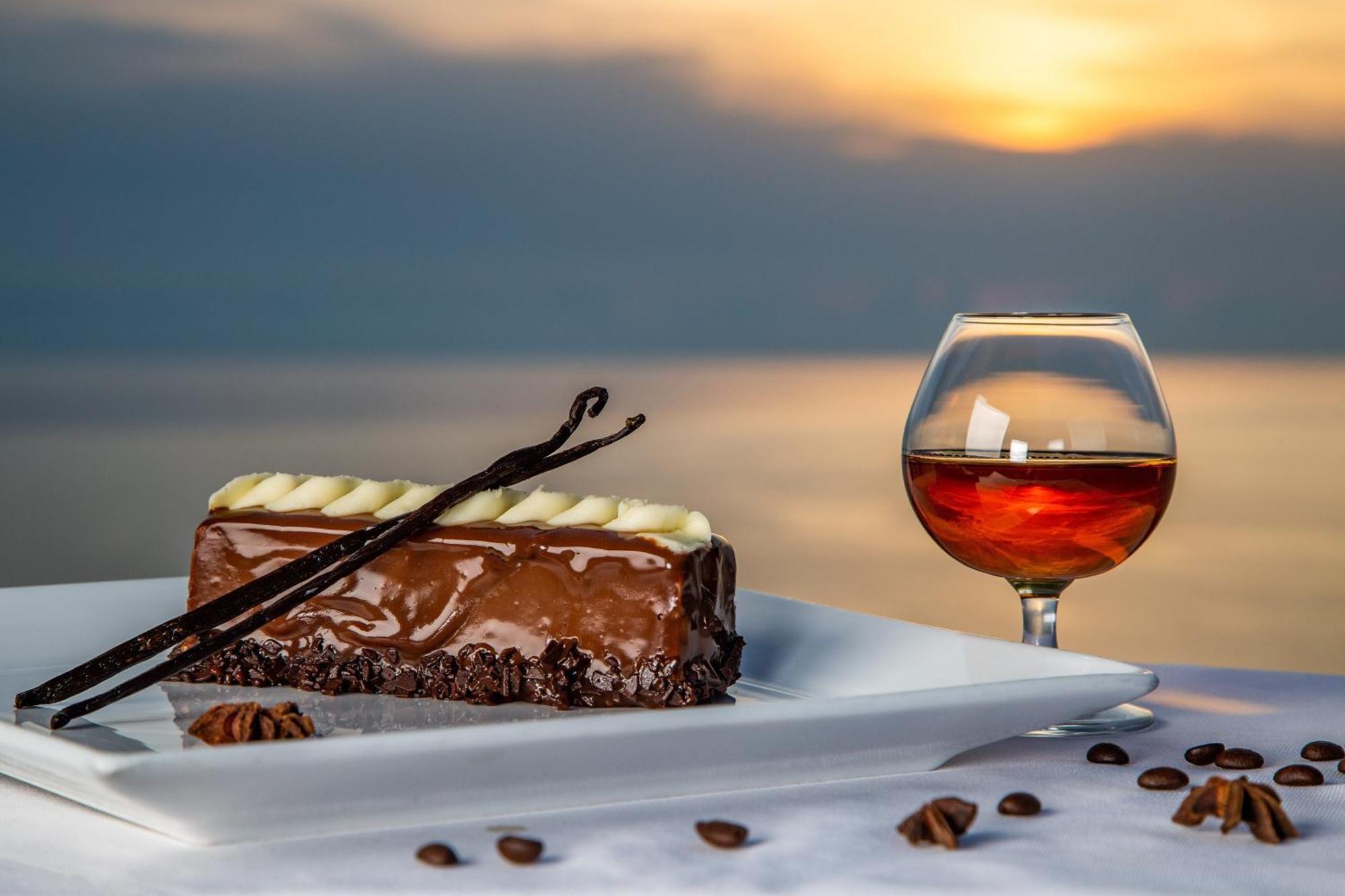 Sheraton Batumi Hotel Luaran gambar A glass of brandy