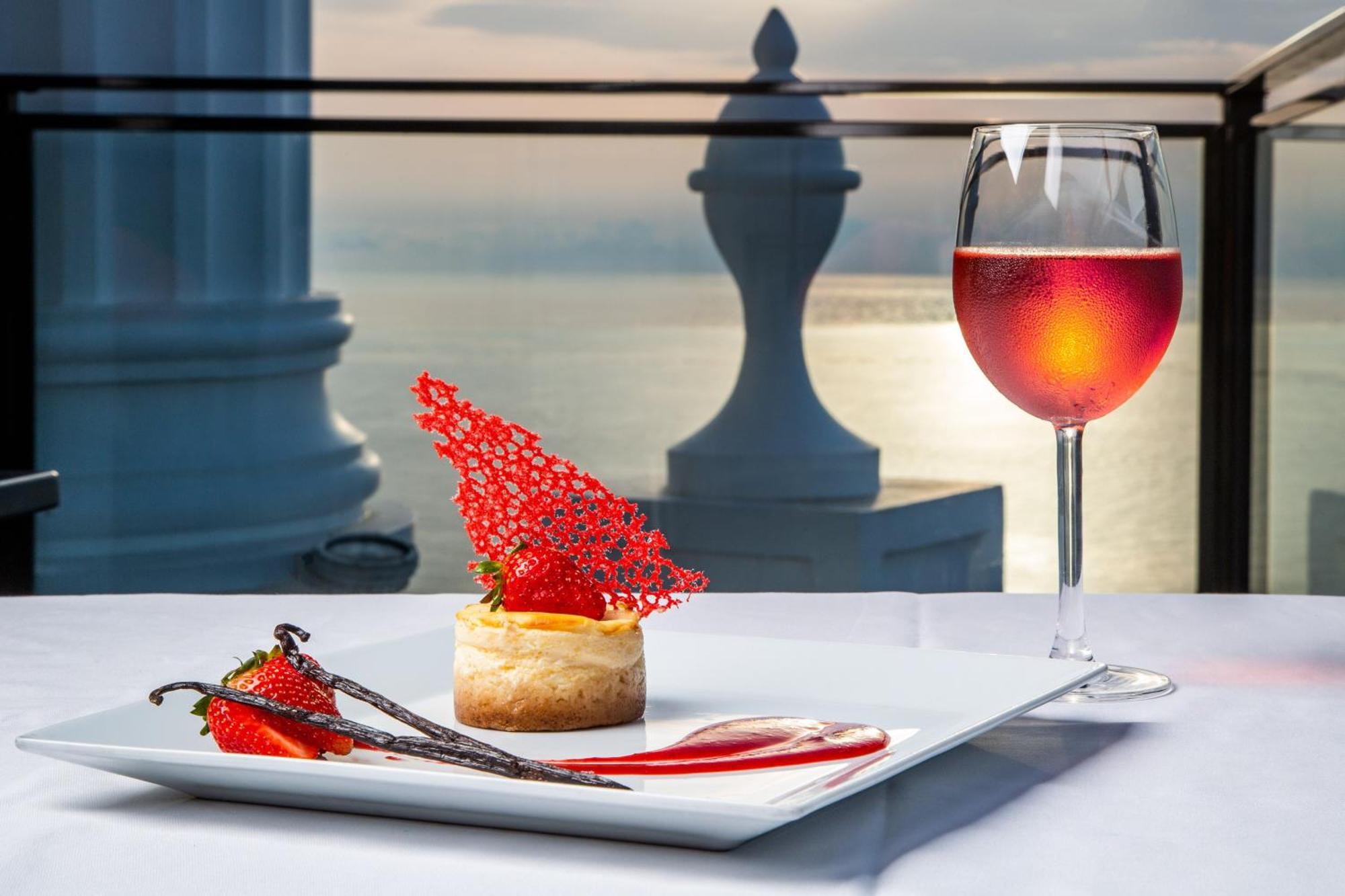 Sheraton Batumi Hotel Luaran gambar A glass of wine