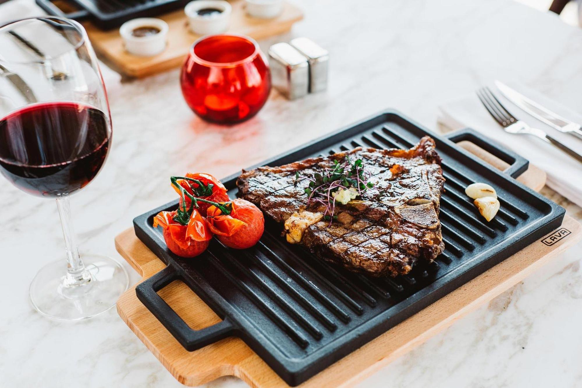 Sheraton Batumi Hotel Luaran gambar A steak served on a griddle