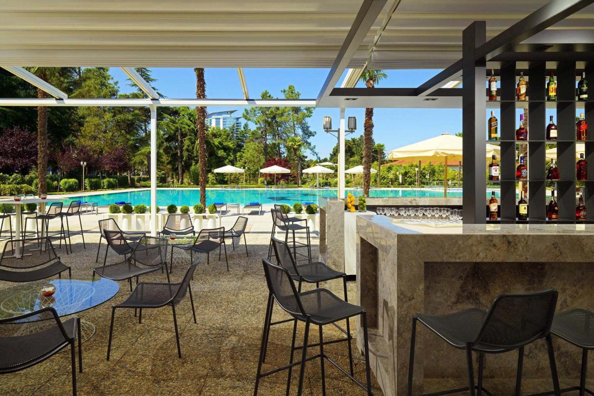 Sheraton Batumi Hotel Luaran gambar Pool bar