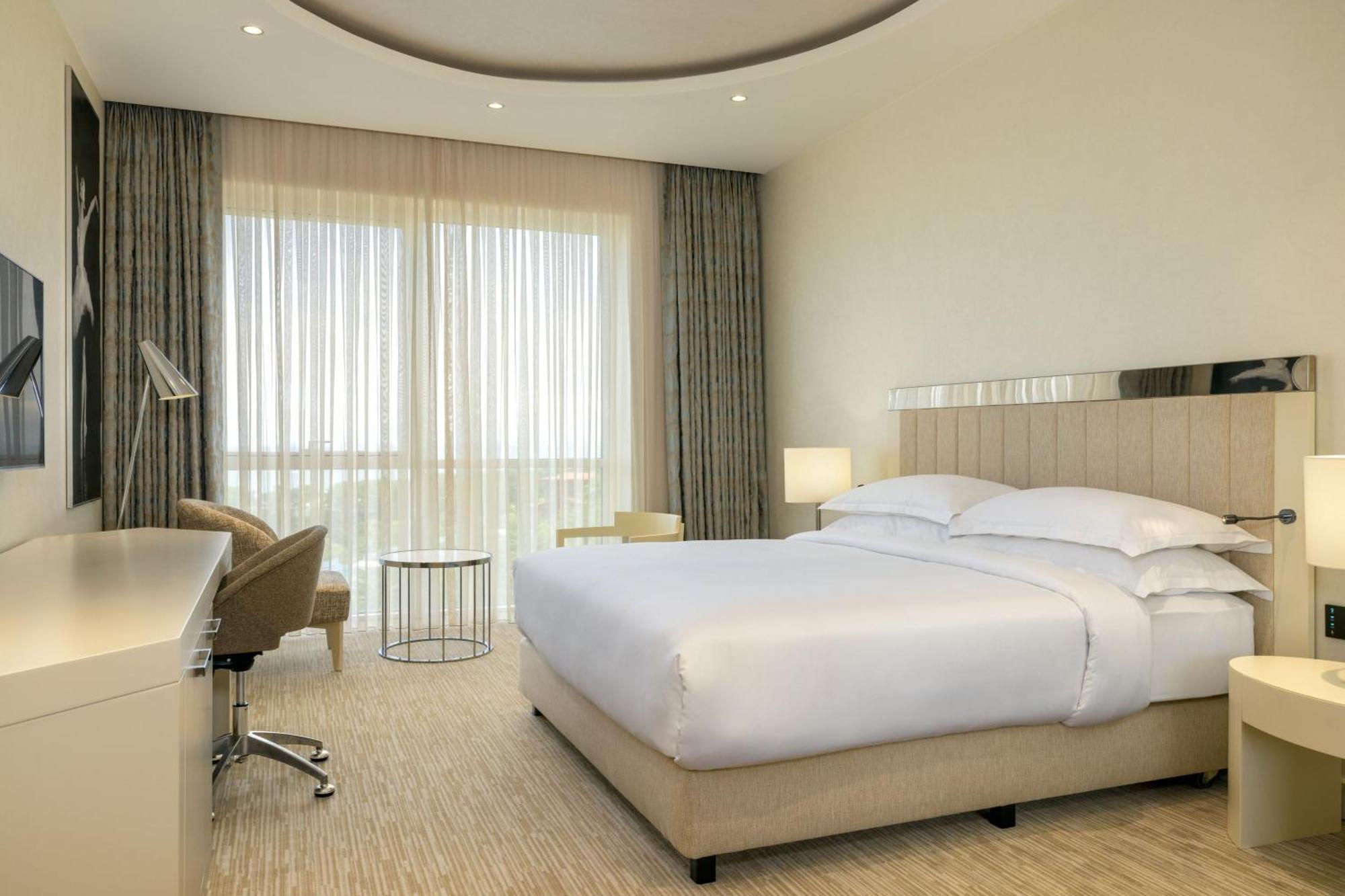 Sheraton Batumi Hotel Luaran gambar A bedroom at the hotel