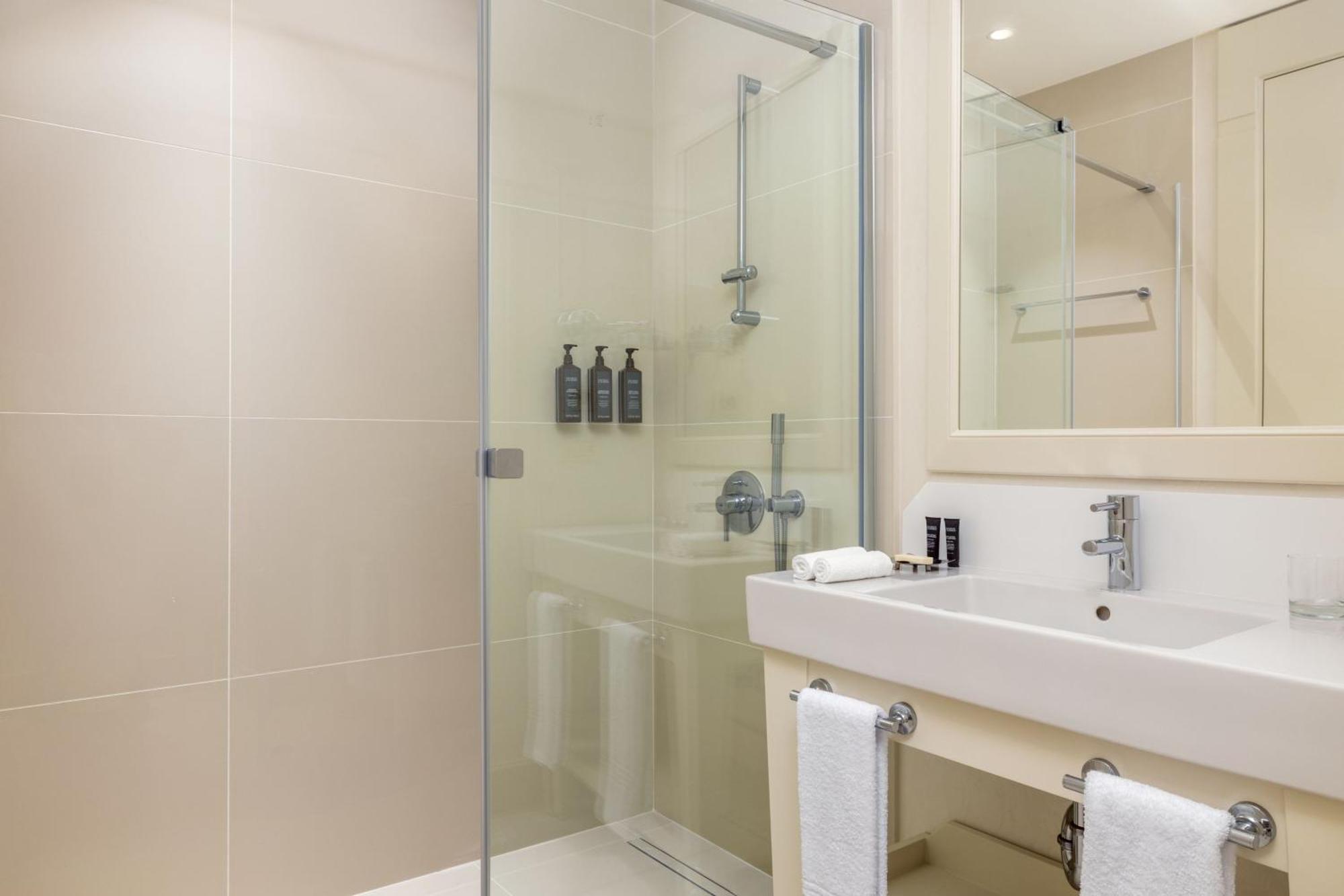 Sheraton Batumi Hotel Luaran gambar A shower enclosure
