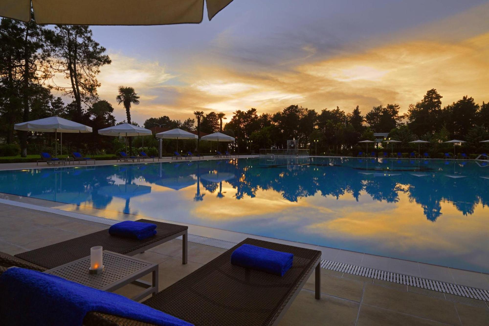 Sheraton Batumi Hotel Luaran gambar The pool at the Four Seasons Hotel
