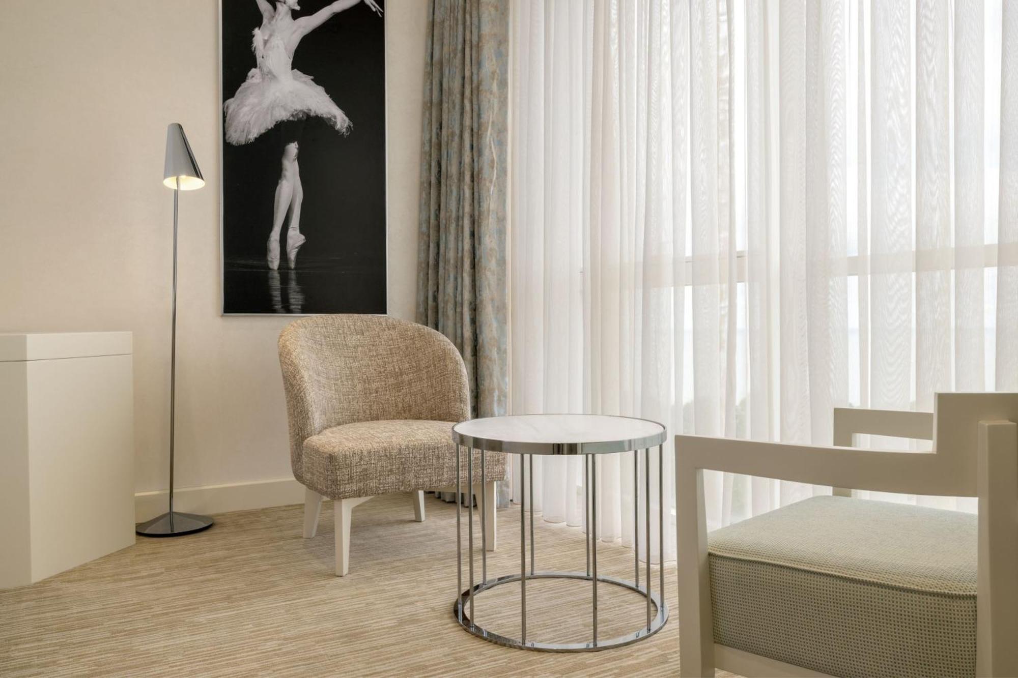 Sheraton Batumi Hotel Luaran gambar A floor lamp