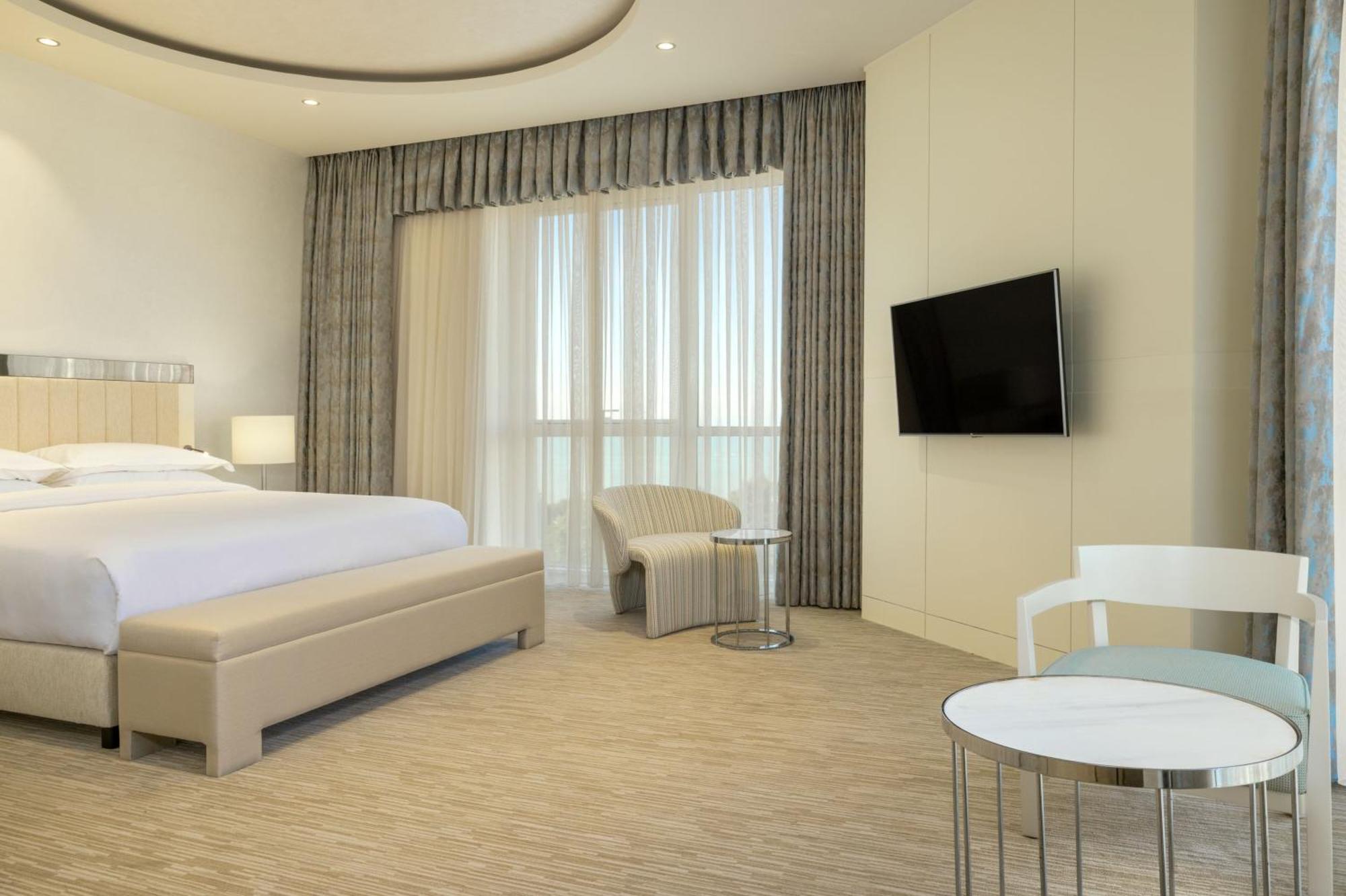 Sheraton Batumi Hotel Luaran gambar A bedroom at the hotel