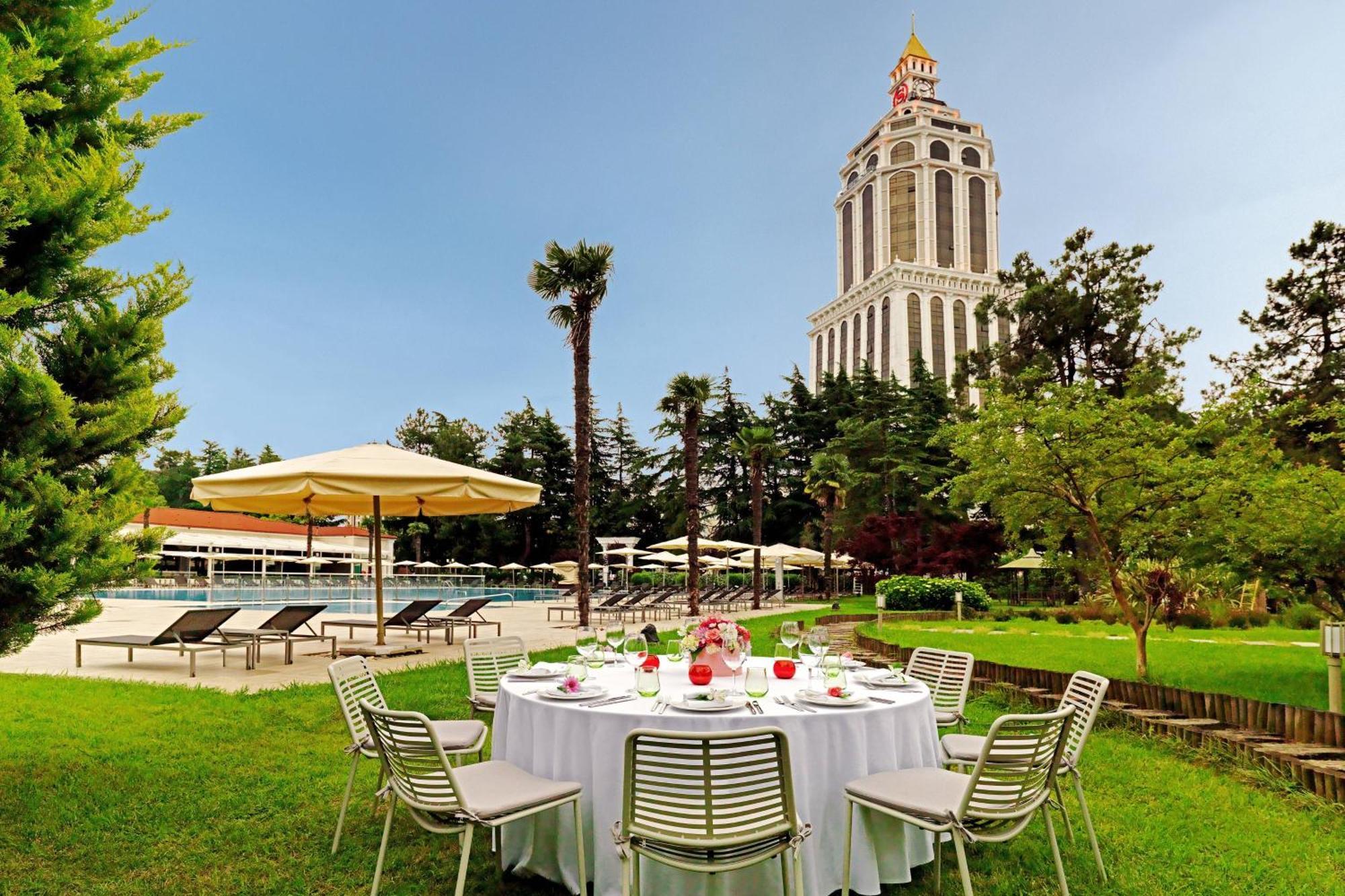 Sheraton Batumi Hotel Luaran gambar The hotel's garden