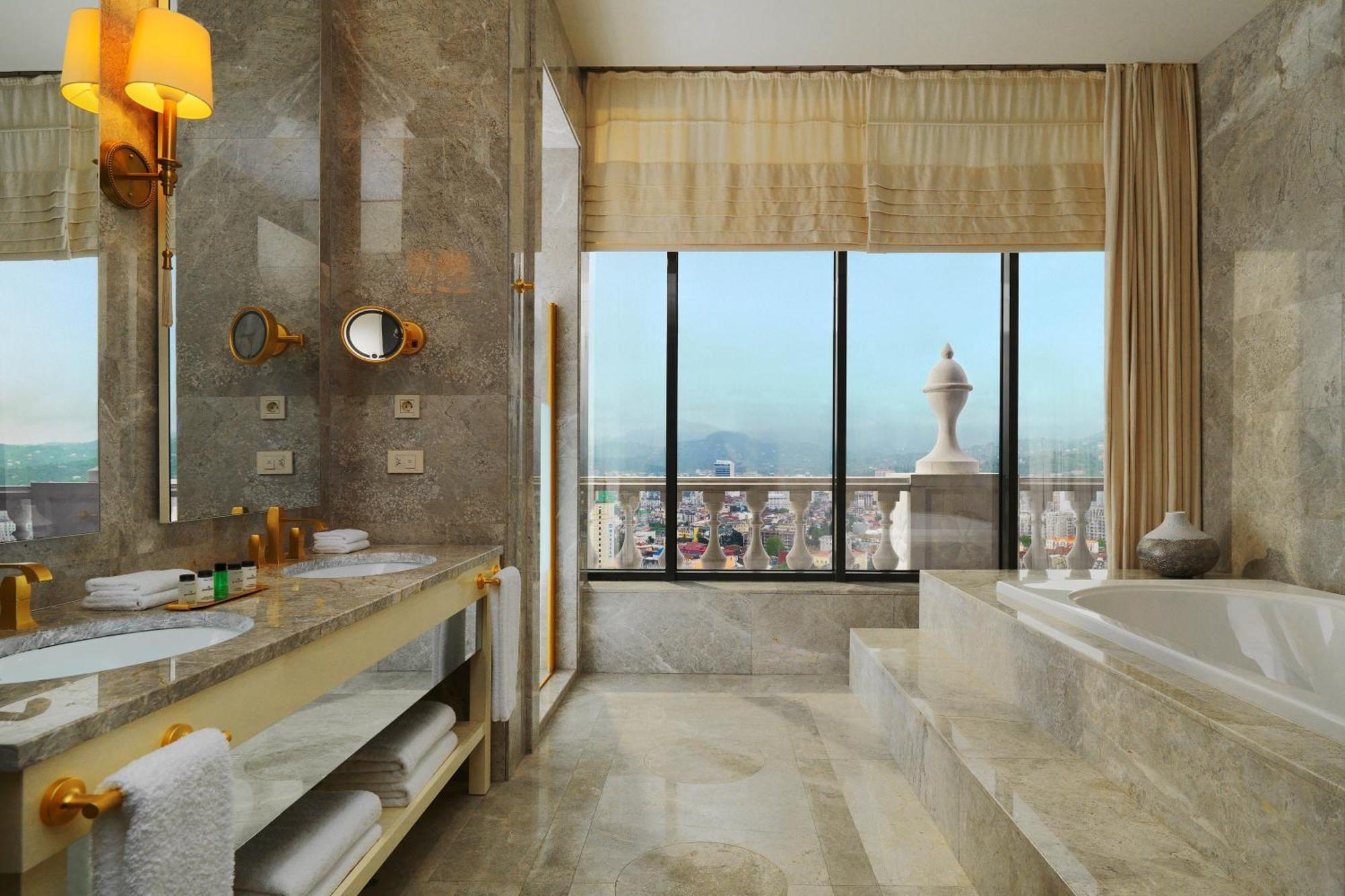 Sheraton Batumi Hotel Luaran gambar A bathroom at the hotel