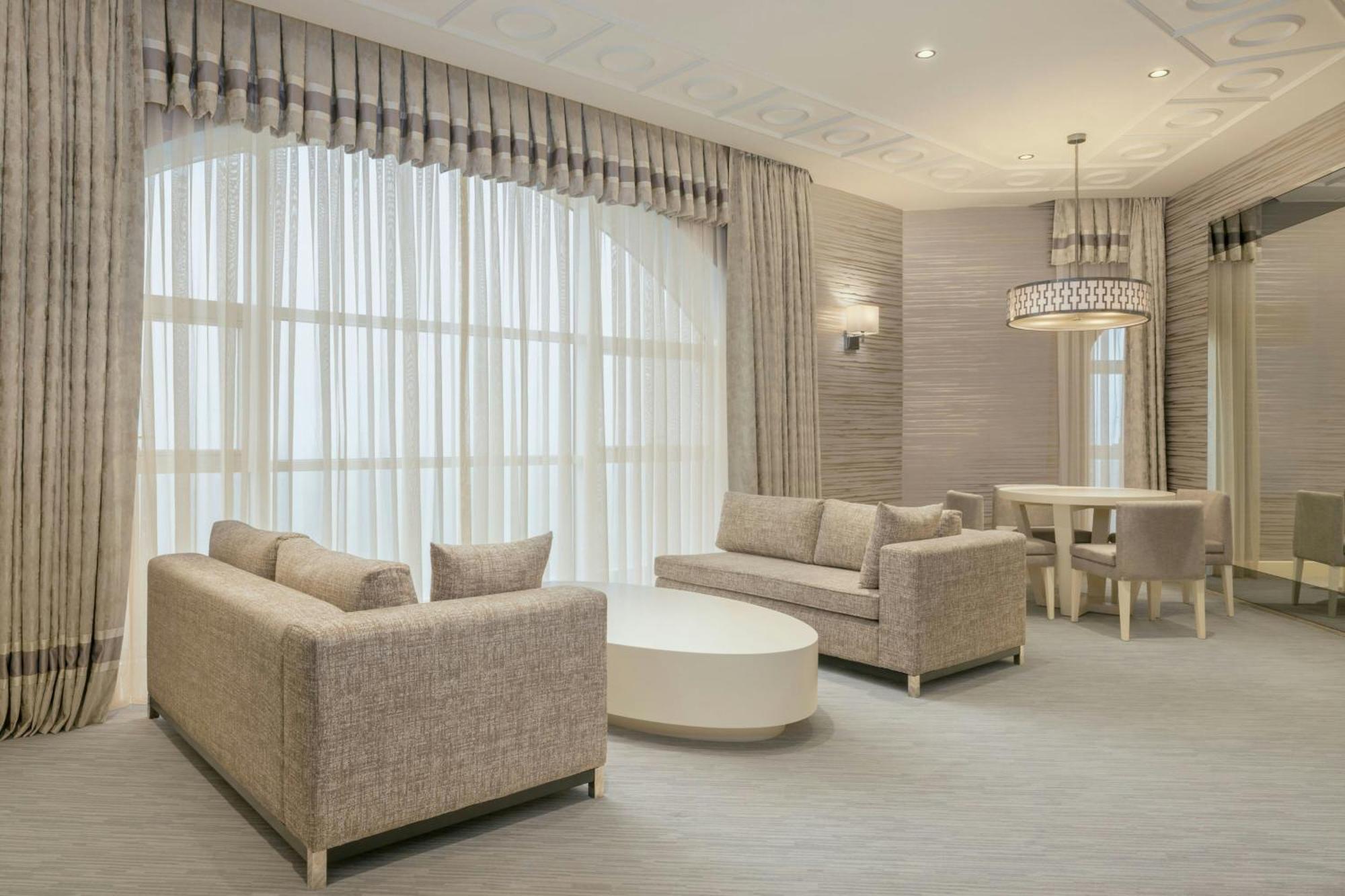 Sheraton Batumi Hotel Luaran gambar A living room with a large window