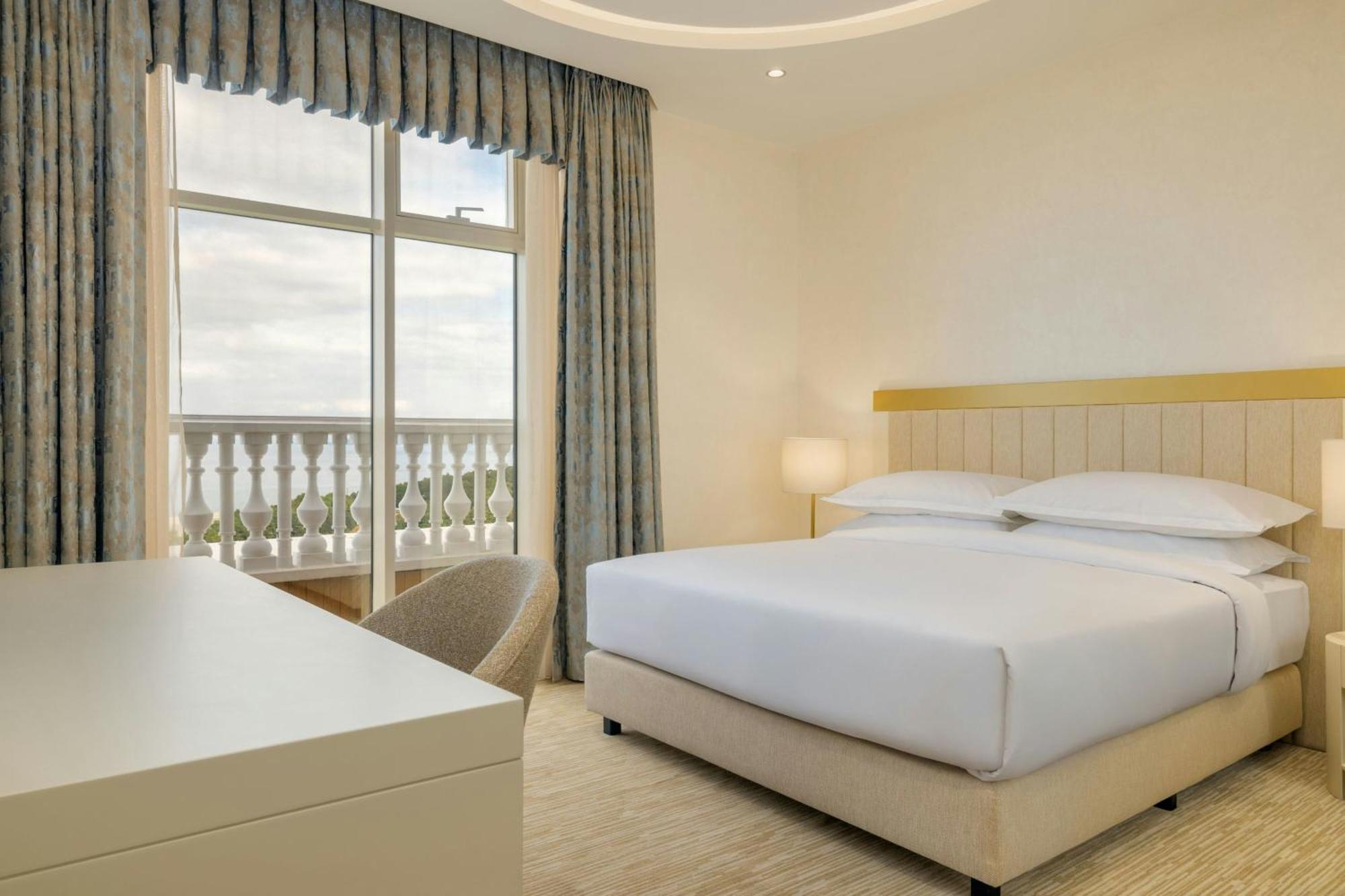 Sheraton Batumi Hotel Luaran gambar A bedroom at the hotel