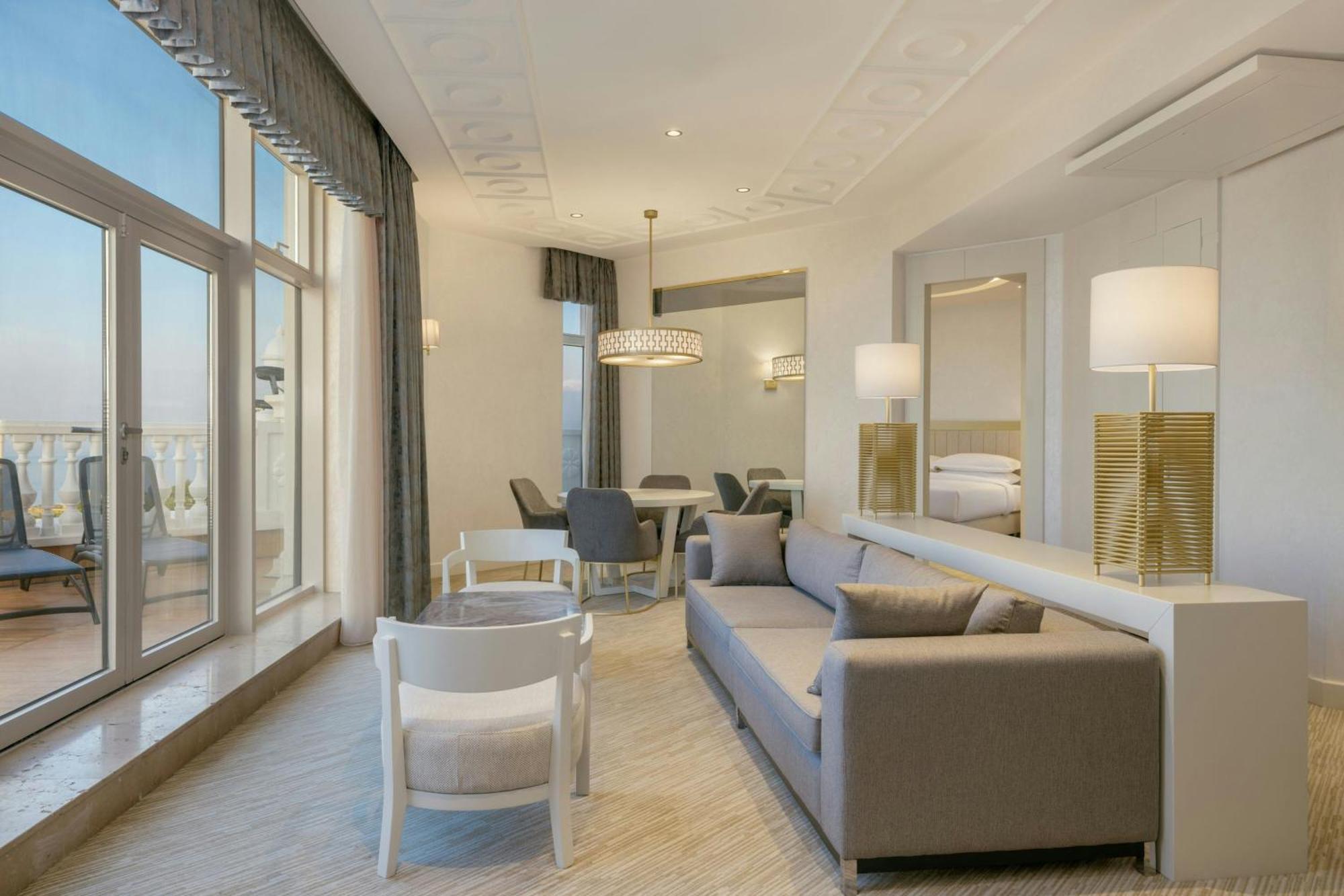 Sheraton Batumi Hotel Luaran gambar Suite at the hotel