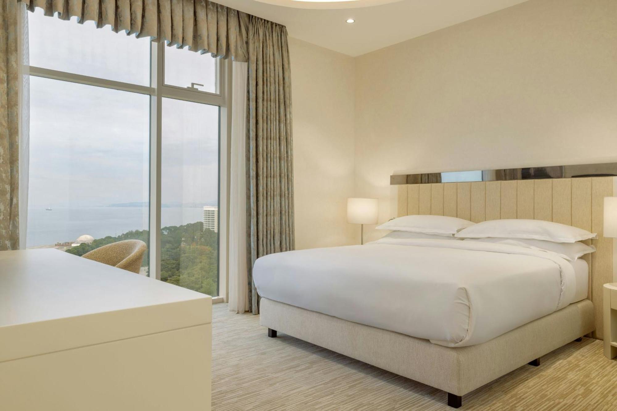 Sheraton Batumi Hotel Luaran gambar A bedroom at the hotel