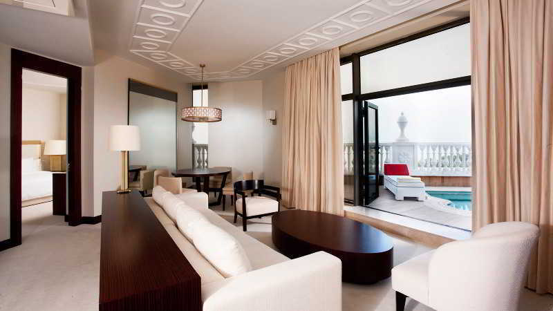 Sheraton Batumi Hotel Luaran gambar A suite at the Wynn