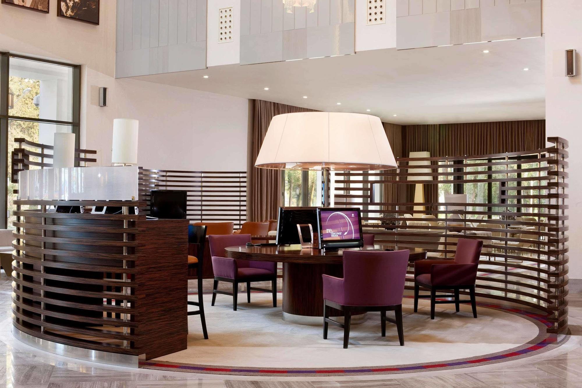 Sheraton Batumi Hotel Luaran gambar The library