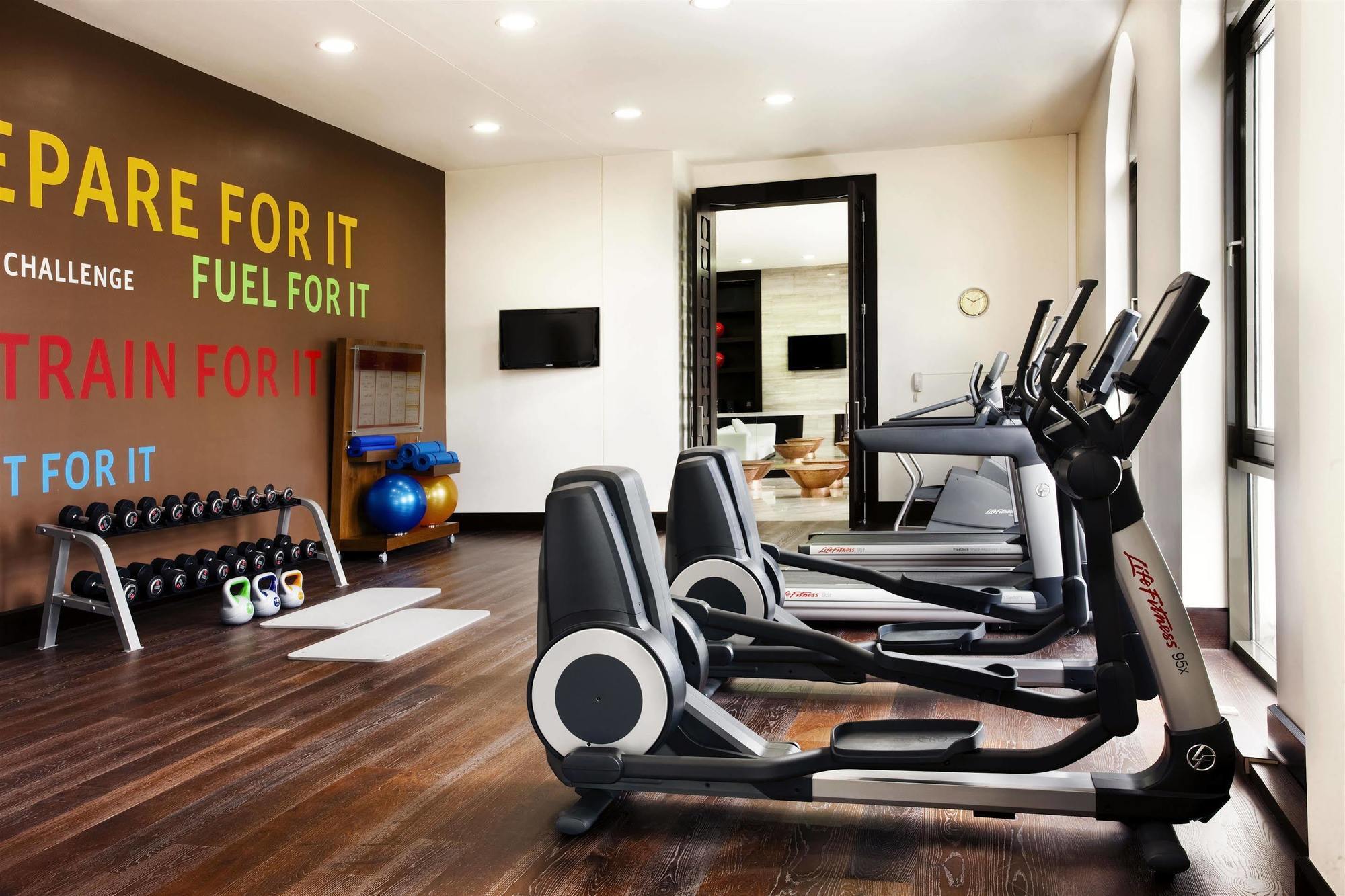 Sheraton Batumi Hotel Luaran gambar A typical gym